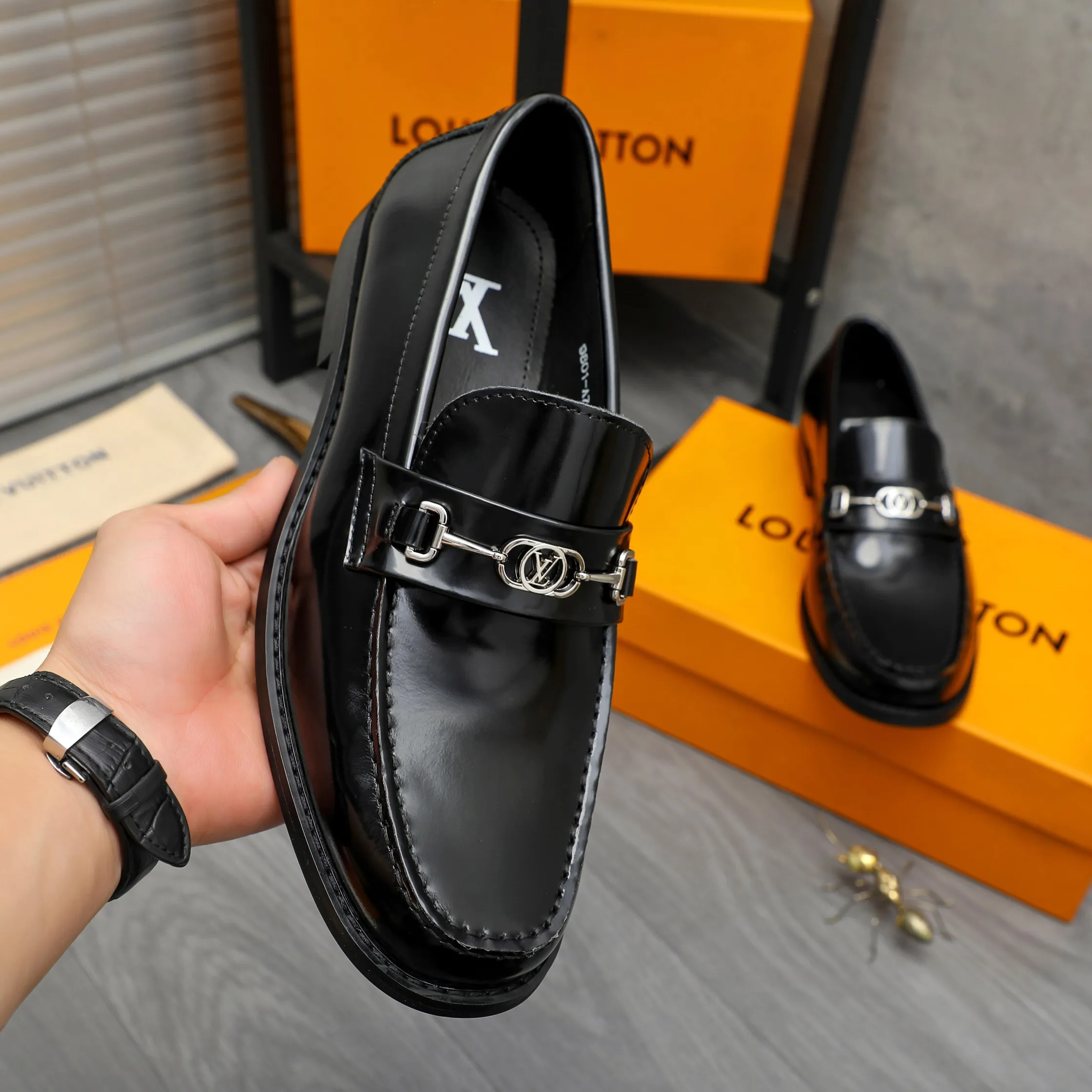 Men's shoes 💰p460 Product trademark: LV (Louis Vuitton) business slip-on leather shoes. Regular size: 38-45 (45 is custom-made and non-returnable) Product materials: Selected high-quality pearlescent cowhide upper, cowhide lining, original rubber outsole